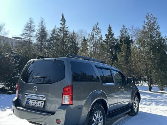 Серый Ниссан Патфайндер, объемом двигателя 2.5 л и пробегом 120 тыс. км за 15600 $, фото 5 на Automoto.ua
