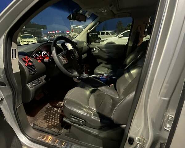 Сірий Ніссан Патфайндер, об'ємом двигуна 2.5 л та пробігом 192 тис. км за 19000 $, фото 17 на Automoto.ua