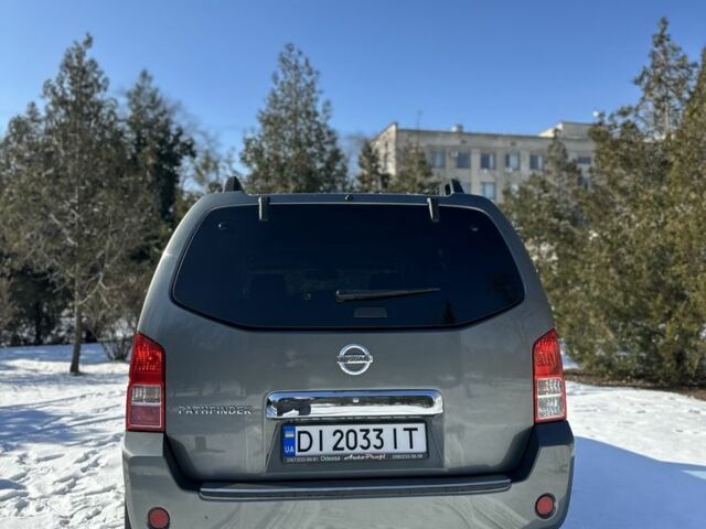 Серый Ниссан Патфайндер, объемом двигателя 2.5 л и пробегом 120 тыс. км за 15600 $, фото 4 на Automoto.ua