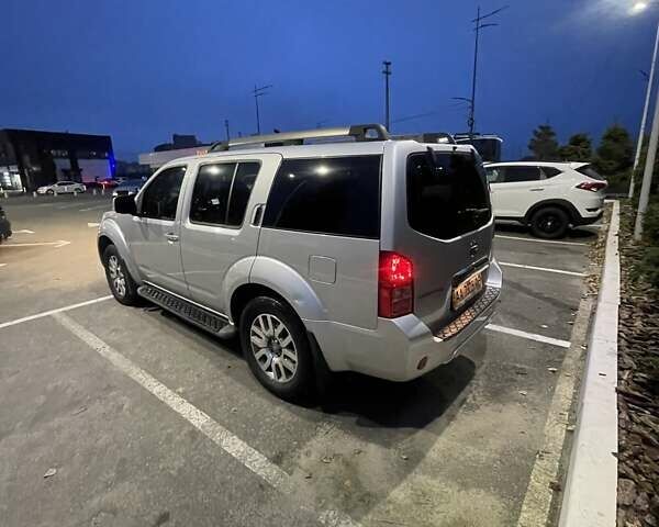 Сірий Ніссан Патфайндер, об'ємом двигуна 2.5 л та пробігом 192 тис. км за 19000 $, фото 2 на Automoto.ua