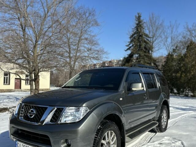 Серый Ниссан Патфайндер, объемом двигателя 2.5 л и пробегом 120 тыс. км за 15600 $, фото 2 на Automoto.ua