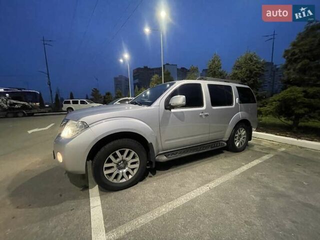 Сірий Ніссан Патфайндер, об'ємом двигуна 2.5 л та пробігом 192 тис. км за 19000 $, фото 6 на Automoto.ua