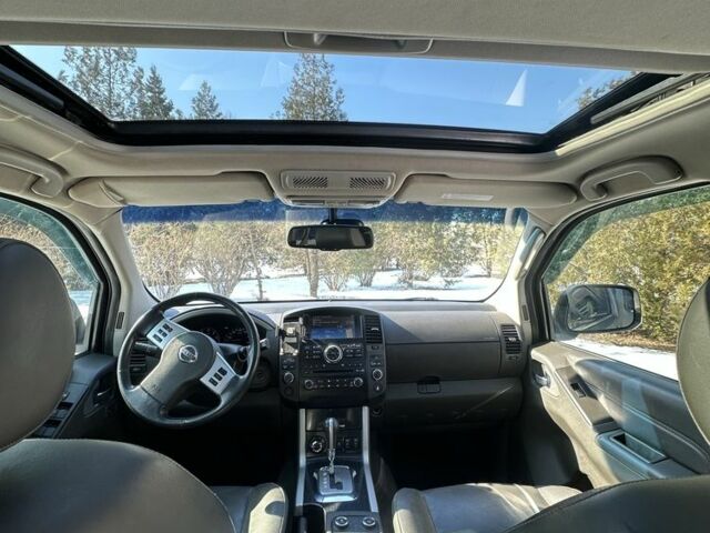 Серый Ниссан Патфайндер, объемом двигателя 2.5 л и пробегом 120 тыс. км за 15600 $, фото 12 на Automoto.ua