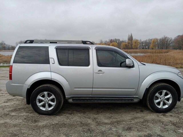 Серый Ниссан Патфайндер, объемом двигателя 2.5 л и пробегом 156 тыс. км за 12500 $, фото 4 на Automoto.ua