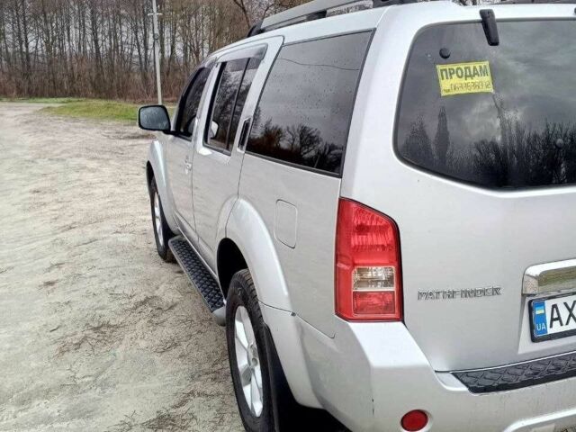 Серый Ниссан Патфайндер, объемом двигателя 2.5 л и пробегом 156 тыс. км за 12500 $, фото 1 на Automoto.ua