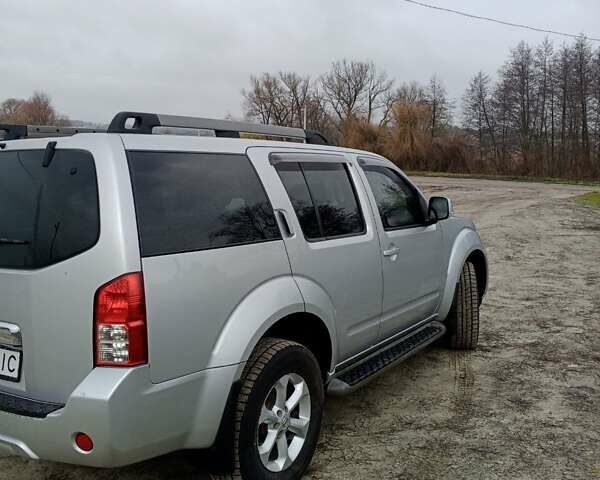 Серый Ниссан Патфайндер, объемом двигателя 2.49 л и пробегом 156 тыс. км за 12500 $, фото 2 на Automoto.ua