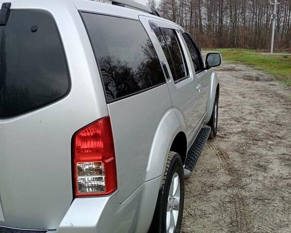 Серый Ниссан Патфайндер, объемом двигателя 2.49 л и пробегом 156 тыс. км за 12500 $, фото 11 на Automoto.ua