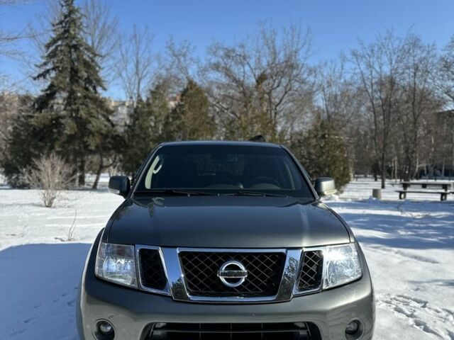 Серый Ниссан Патфайндер, объемом двигателя 2.5 л и пробегом 120 тыс. км за 15600 $, фото 1 на Automoto.ua