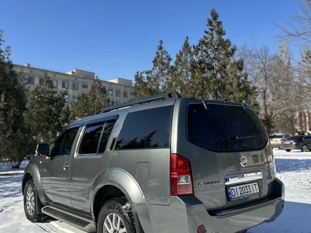 Серый Ниссан Патфайндер, объемом двигателя 2.5 л и пробегом 120 тыс. км за 15600 $, фото 3 на Automoto.ua