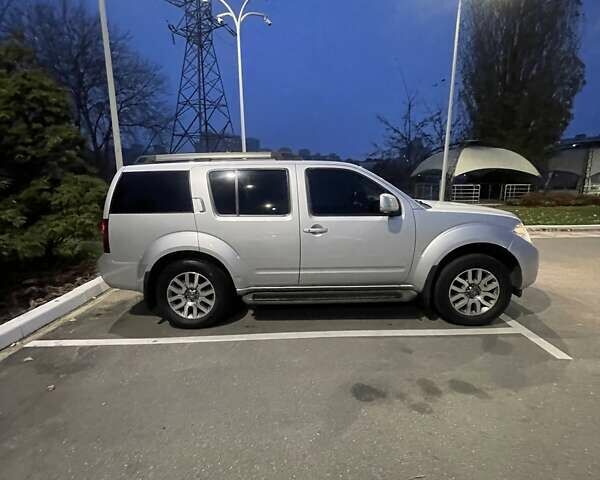 Сірий Ніссан Патфайндер, об'ємом двигуна 2.5 л та пробігом 192 тис. км за 19000 $, фото 1 на Automoto.ua