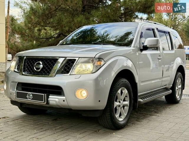 Серый Ниссан Патфайндер, объемом двигателя 2.5 л и пробегом 169 тыс. км за 12999 $, фото 2 на Automoto.ua