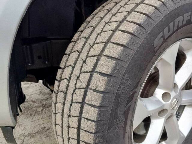 Серый Ниссан Патфайндер, объемом двигателя 2.5 л и пробегом 156 тыс. км за 12500 $, фото 5 на Automoto.ua