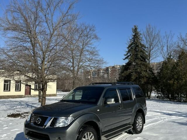 Серый Ниссан Патфайндер, объемом двигателя 2.5 л и пробегом 120 тыс. км за 15600 $, фото 7 на Automoto.ua