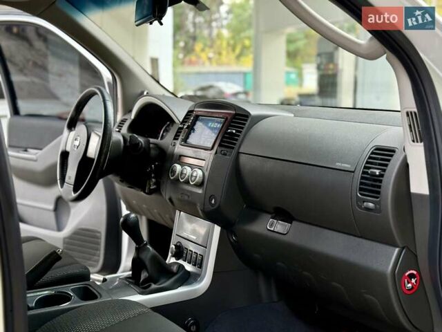 Серый Ниссан Патфайндер, объемом двигателя 2.5 л и пробегом 169 тыс. км за 12999 $, фото 27 на Automoto.ua