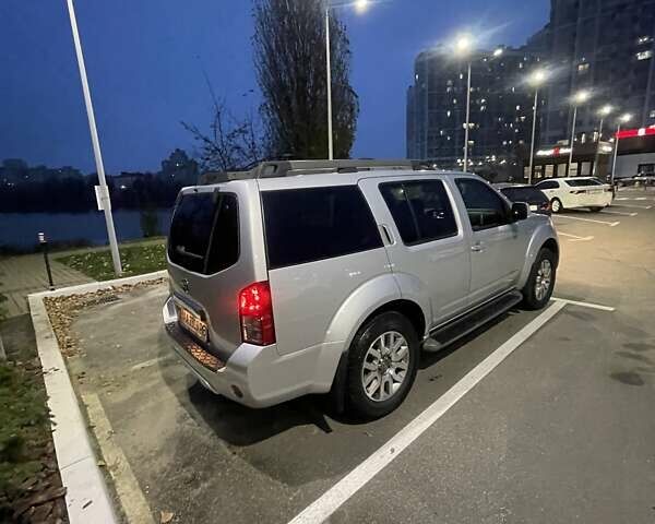 Сірий Ніссан Патфайндер, об'ємом двигуна 2.5 л та пробігом 192 тис. км за 19000 $, фото 3 на Automoto.ua