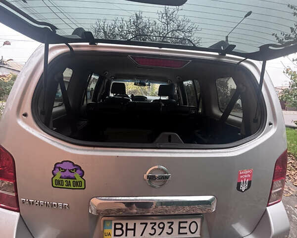 Серый Ниссан Патфайндер, объемом двигателя 2.5 л и пробегом 213 тыс. км за 16500 $, фото 9 на Automoto.ua