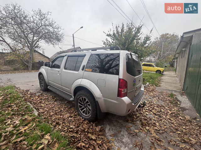 Серый Ниссан Патфайндер, объемом двигателя 2.5 л и пробегом 213 тыс. км за 16500 $, фото 2 на Automoto.ua
