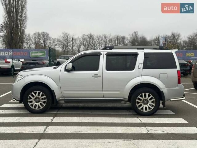 Серый Ниссан Патфайндер, объемом двигателя 2.5 л и пробегом 150 тыс. км за 18000 $, фото 7 на Automoto.ua