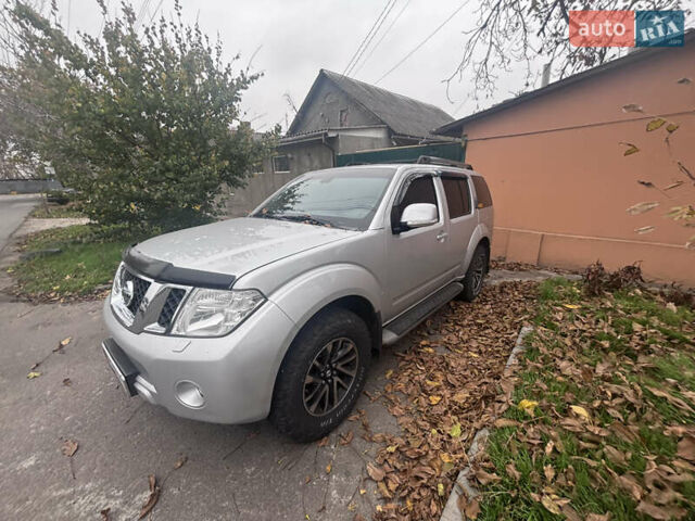 Серый Ниссан Патфайндер, объемом двигателя 2.5 л и пробегом 213 тыс. км за 16500 $, фото 4 на Automoto.ua