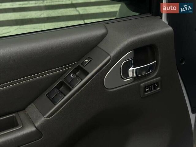 Серый Ниссан Патфайндер, объемом двигателя 2.5 л и пробегом 150 тыс. км за 18000 $, фото 10 на Automoto.ua