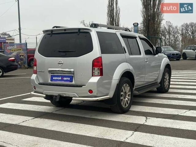 Серый Ниссан Патфайндер, объемом двигателя 2.5 л и пробегом 150 тыс. км за 18000 $, фото 4 на Automoto.ua