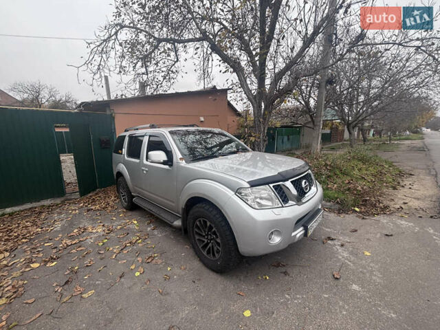 Серый Ниссан Патфайндер, объемом двигателя 2.5 л и пробегом 213 тыс. км за 16500 $, фото 6 на Automoto.ua