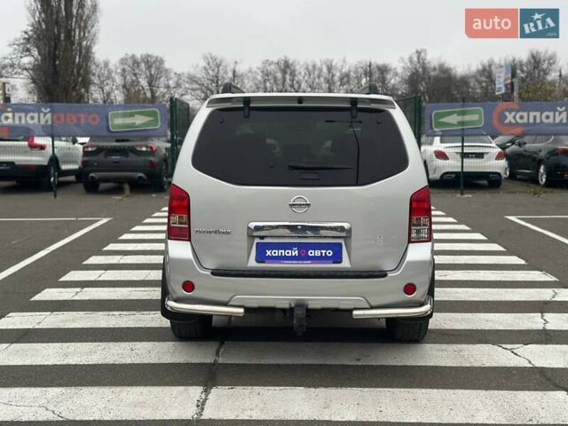 Серый Ниссан Патфайндер, объемом двигателя 2.5 л и пробегом 150 тыс. км за 18000 $, фото 5 на Automoto.ua