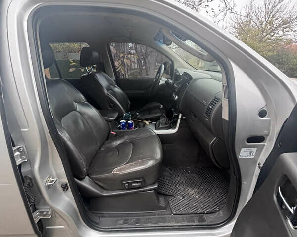 Серый Ниссан Патфайндер, объемом двигателя 2.5 л и пробегом 213 тыс. км за 16500 $, фото 3 на Automoto.ua