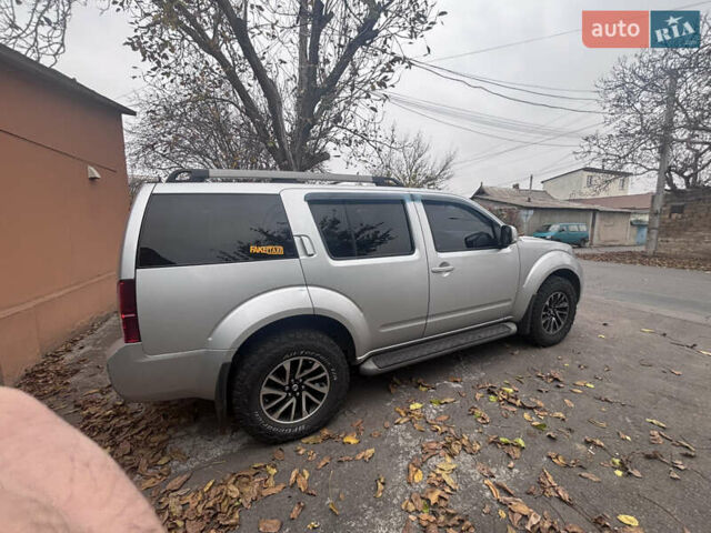 Серый Ниссан Патфайндер, объемом двигателя 2.5 л и пробегом 213 тыс. км за 16500 $, фото 7 на Automoto.ua