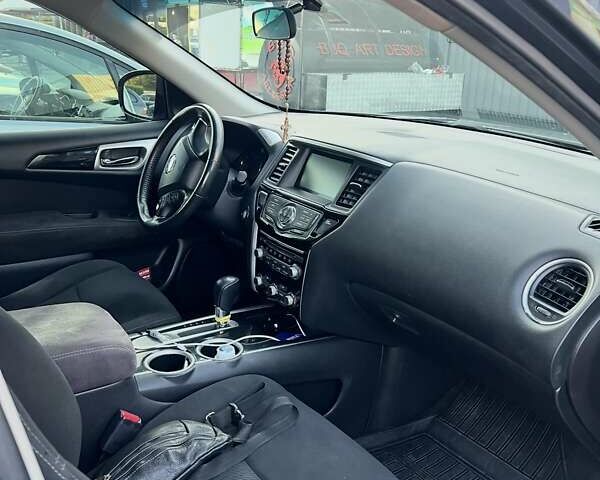 Серый Ниссан Патфайндер, объемом двигателя 3.5 л и пробегом 240 тыс. км за 10000 $, фото 2 на Automoto.ua