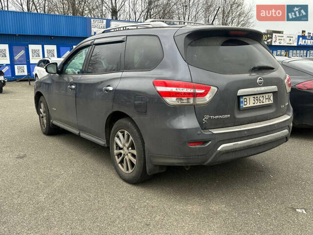 Серый Ниссан Патфайндер, объемом двигателя 2.49 л и пробегом 231 тыс. км за 12900 $, фото 7 на Automoto.ua