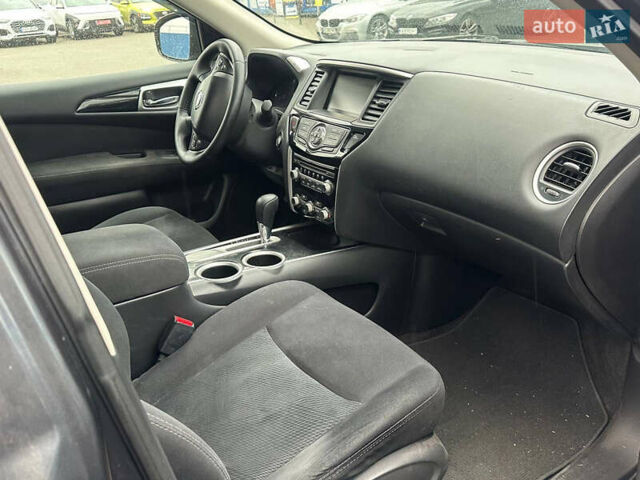 Серый Ниссан Патфайндер, объемом двигателя 2.49 л и пробегом 231 тыс. км за 12900 $, фото 3 на Automoto.ua