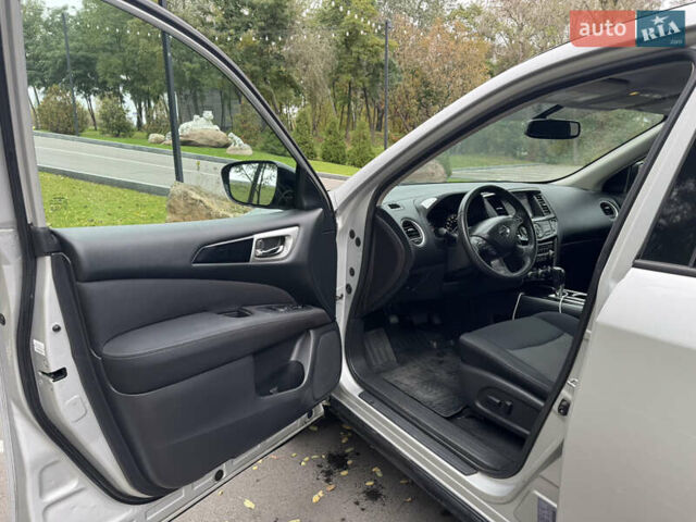 Сірий Ніссан Патфайндер, об'ємом двигуна 3.5 л та пробігом 171 тис. км за 12750 $, фото 12 на Automoto.ua