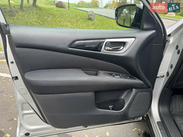 Сірий Ніссан Патфайндер, об'ємом двигуна 3.5 л та пробігом 171 тис. км за 12750 $, фото 13 на Automoto.ua