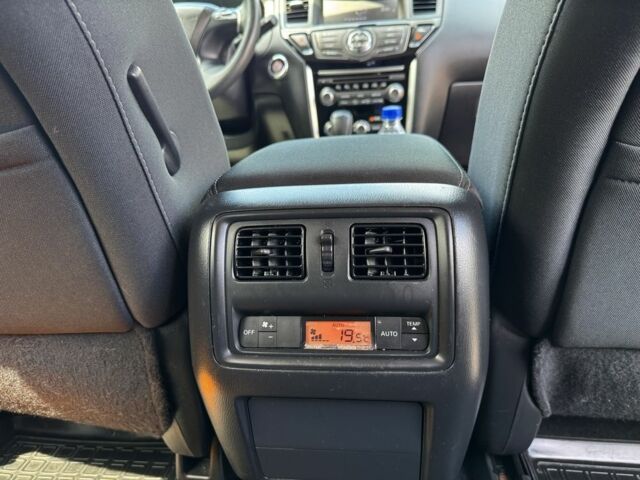 Серый Ниссан Патфайндер, объемом двигателя 3.5 л и пробегом 160 тыс. км за 12999 $, фото 20 на Automoto.ua