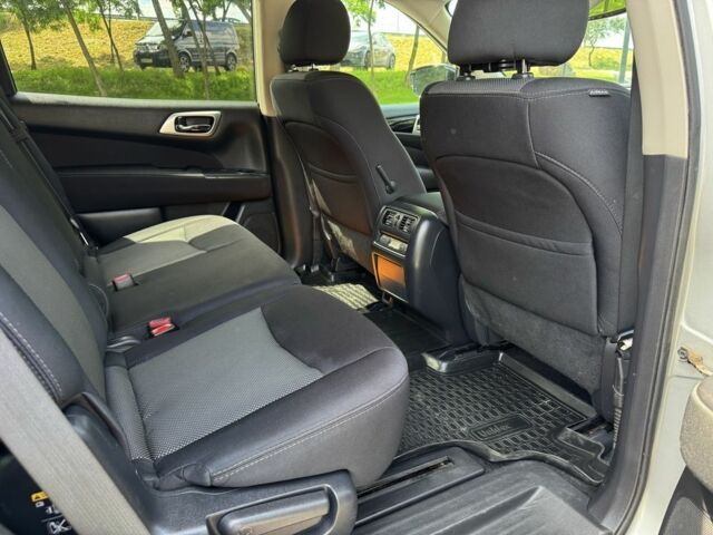 Серый Ниссан Патфайндер, объемом двигателя 3.5 л и пробегом 160 тыс. км за 12999 $, фото 6 на Automoto.ua