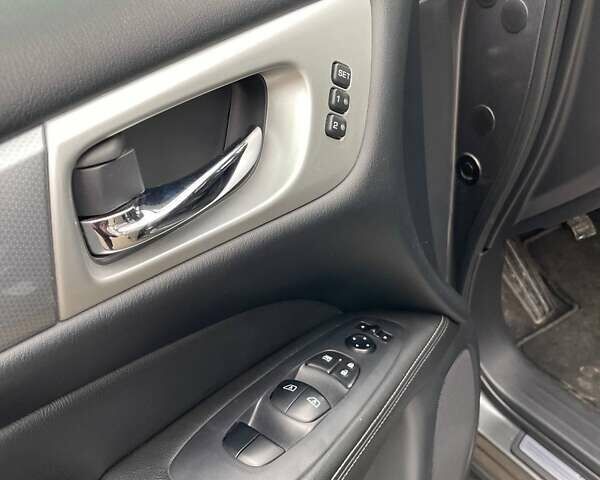 Серый Ниссан Патфайндер, объемом двигателя 3.5 л и пробегом 128 тыс. км за 18300 $, фото 3 на Automoto.ua