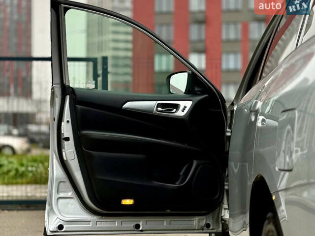 Серый Ниссан Патфайндер, объемом двигателя 3.5 л и пробегом 176 тыс. км за 13700 $, фото 16 на Automoto.ua