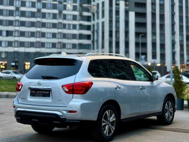 Серый Ниссан Патфайндер, объемом двигателя 0 л и пробегом 176 тыс. км за 13700 $, фото 2 на Automoto.ua