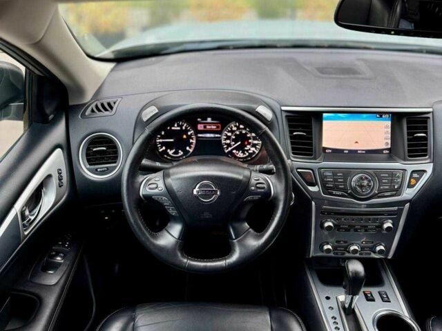 Серый Ниссан Патфайндер, объемом двигателя 0 л и пробегом 176 тыс. км за 13700 $, фото 3 на Automoto.ua