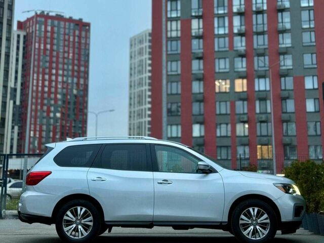 Серый Ниссан Патфайндер, объемом двигателя 0 л и пробегом 176 тыс. км за 13700 $, фото 5 на Automoto.ua