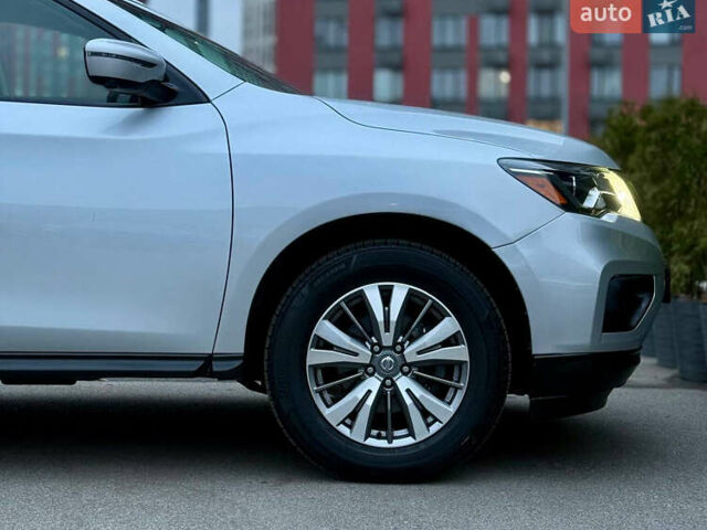 Серый Ниссан Патфайндер, объемом двигателя 3.5 л и пробегом 176 тыс. км за 13700 $, фото 7 на Automoto.ua