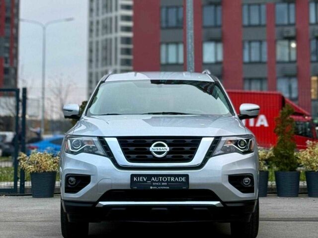 Серый Ниссан Патфайндер, объемом двигателя 0 л и пробегом 176 тыс. км за 13700 $, фото 1 на Automoto.ua