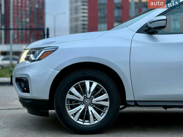 Серый Ниссан Патфайндер, объемом двигателя 3.5 л и пробегом 176 тыс. км за 13700 $, фото 10 на Automoto.ua