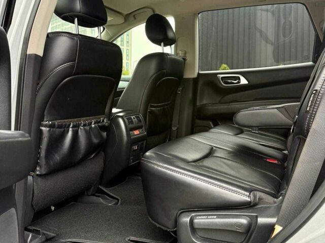 Серый Ниссан Патфайндер, объемом двигателя 0 л и пробегом 176 тыс. км за 13700 $, фото 14 на Automoto.ua