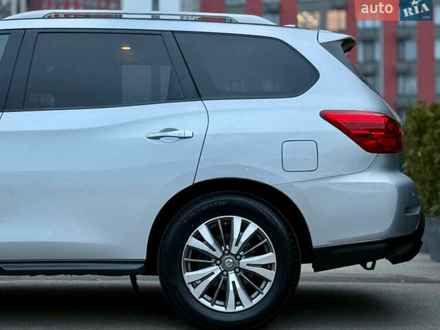 Серый Ниссан Патфайндер, объемом двигателя 3.5 л и пробегом 176 тыс. км за 13700 $, фото 9 на Automoto.ua