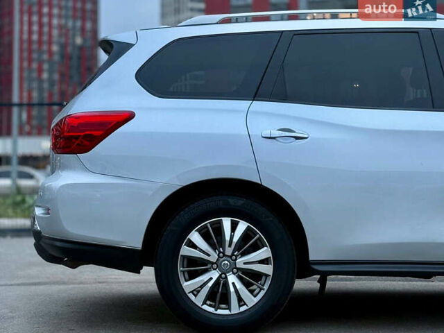 Серый Ниссан Патфайндер, объемом двигателя 3.5 л и пробегом 176 тыс. км за 13700 $, фото 8 на Automoto.ua