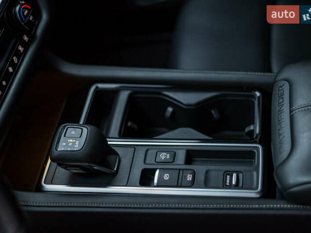 Сірий Ніссан Патфайндер, об'ємом двигуна 3.5 л та пробігом 52 тис. км за 33900 $, фото 26 на Automoto.ua