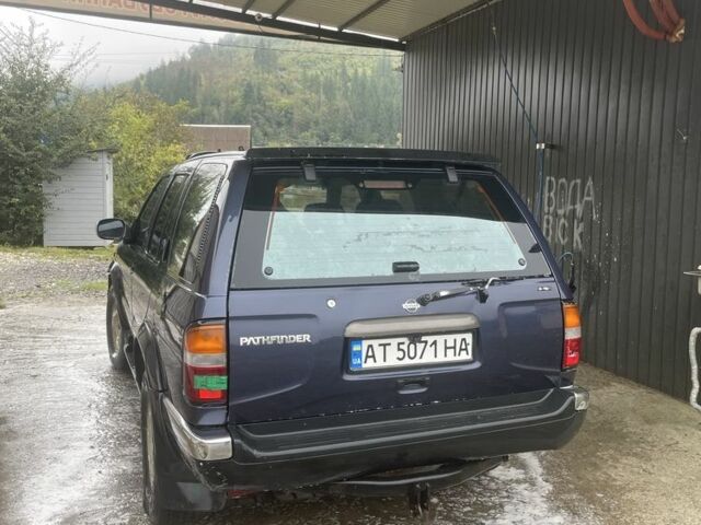 Синий Ниссан Патфайндер, объемом двигателя 3.3 л и пробегом 295 тыс. км за 4100 $, фото 2 на Automoto.ua