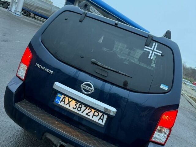 Синий Ниссан Патфайндер, объемом двигателя 4 л и пробегом 115 тыс. км за 5000 $, фото 1 на Automoto.ua